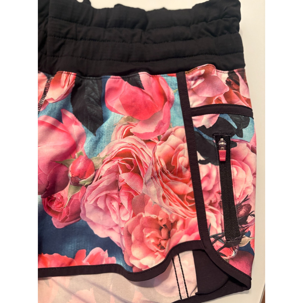 Lululemon Secret Garden Rose Floral Pink Black Tracker Shorts Size 4 RARE HTF - Picture 3 of 5